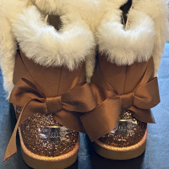 JUICY COUTURE BOOTS W. FAUX FUR. - Picture 2 of 3